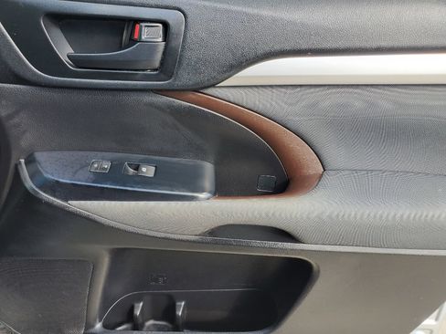 Used 2019 Toyota Highlander LE FWD image 38