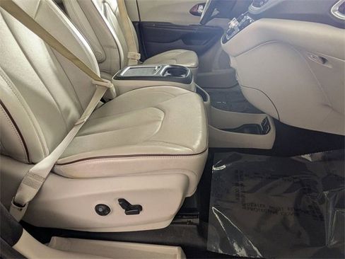 Used 2017 Chrysler Pacifica Limited w/ UConnect Theater Package image 31