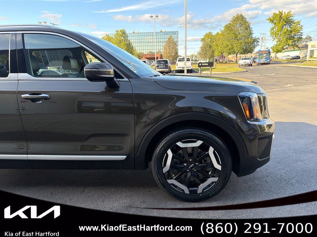 Certified 2024 Kia Telluride S w/ S Sunroof Package AWD/4WD image 6