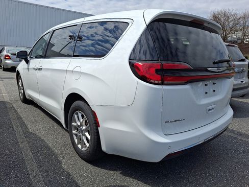 Used 2023 Chrysler Pacifica Touring-L image 4