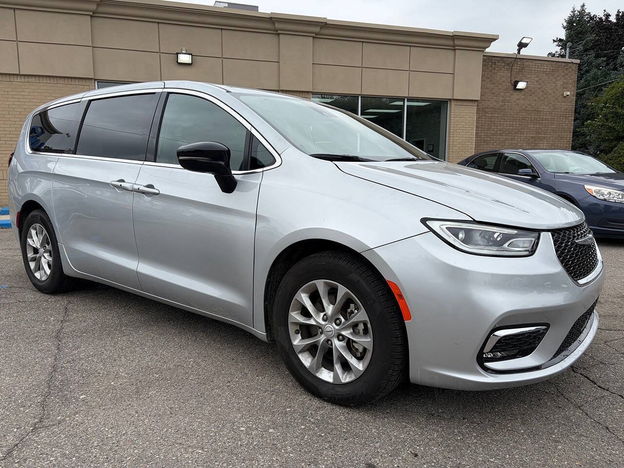 Used 2026 Chrysler Pacifica Limited FWD image 3