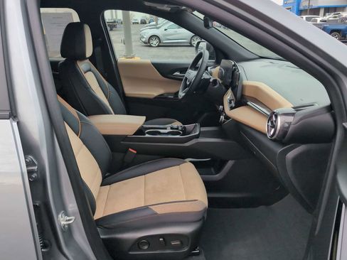 Used 2025 Chevrolet Equinox ACTIV w/ Safety and Technology Package image 27