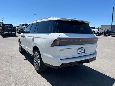 Used 2025 Lincoln Navigator Reserve AWD/4WD image 8