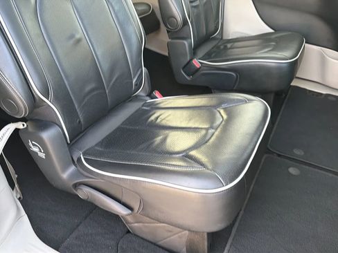 Used 2022 Chrysler Pacifica Limited image 68