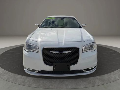 Used 2019 Chrysler 300 Limited RWD image 2