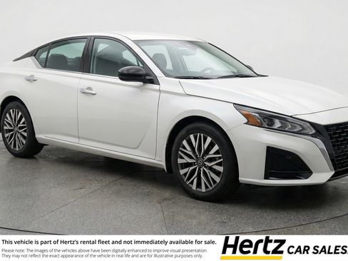 Used 2025 Nissan Altima 2.5 SV FWD image 1