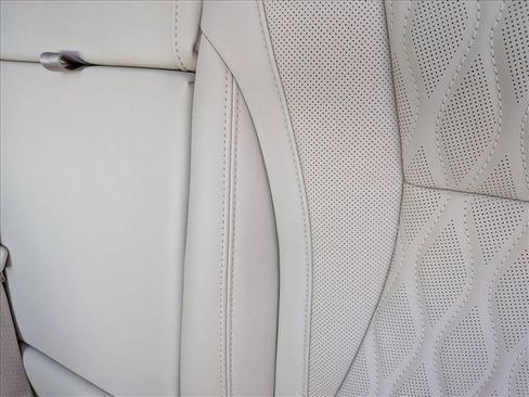 Used 2023 Buick Envision Avenir image 18