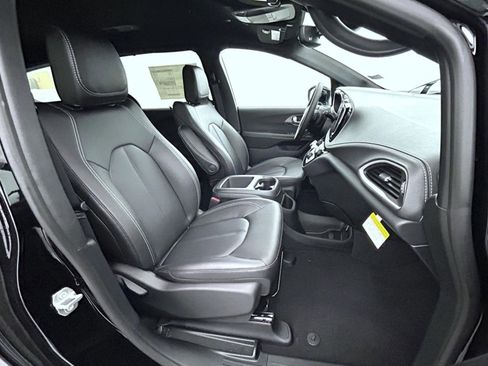 New 2026 Chrysler Pacifica Select image 15