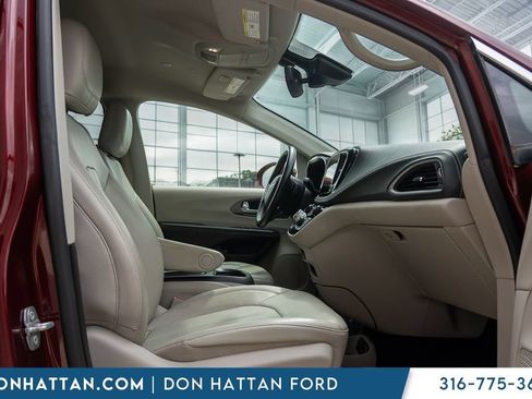 Used 2021 Chrysler Pacifica Touring-L FWD image 20