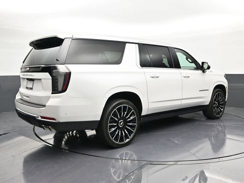 Used 2025 Chevrolet Suburban High Country AWD/4WD image 5