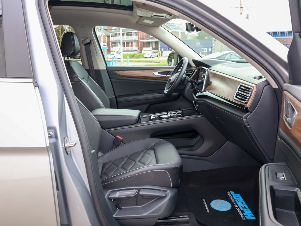 Used 2024 Volkswagen Atlas SE w/ Panoramic Sunroof Package AWD/4WD image 30