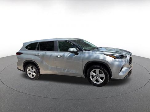 Used 2025 Toyota Highlander LE FWD image 2