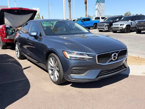 Used 2019 Volvo S60 T5 Momentum w/ Premium Package FWD image 3