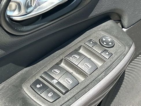 Used 2022 Jeep Cherokee Latitude Lux w/ Mopar Interior Package FWD image 19
