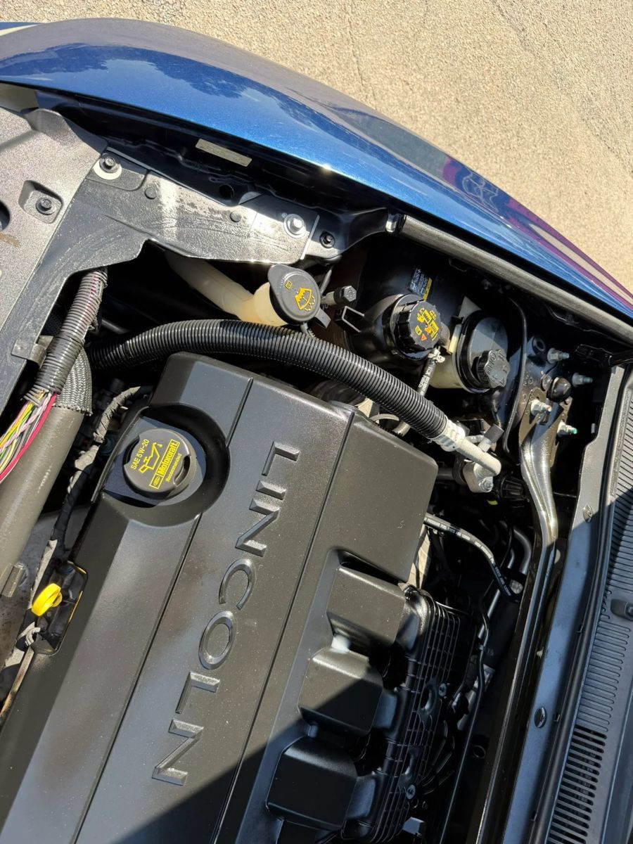 Used 2012 Lincoln MKS FWD image 39
