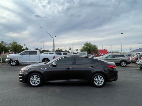 Used 2018 Kia Optima LX FWD image 2