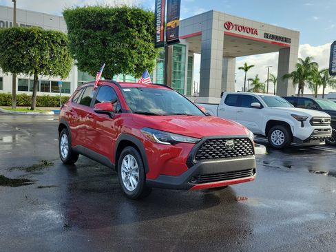 Used 2023 Toyota Corolla Cross LE FWD image 2