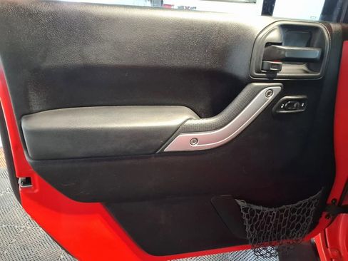 Used 2013 Jeep Wrangler Unlimited Sahara image 16