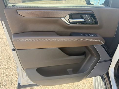Used 2025 GMC Yukon XL Denali Ultimate AWD/4WD image 9