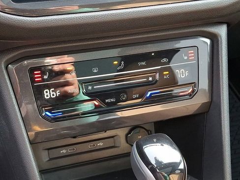 Used 2024 Volkswagen Tiguan SE w/ Panoramic Sunroof Package image 17