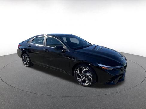 Used 2025 Hyundai Elantra Limited image 2