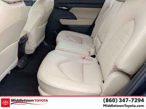 Used 2023 Toyota Highlander XLE image 35