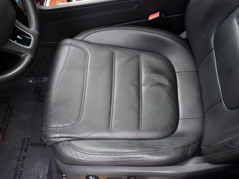 Used 2012 Volkswagen Touareg Sport image 21