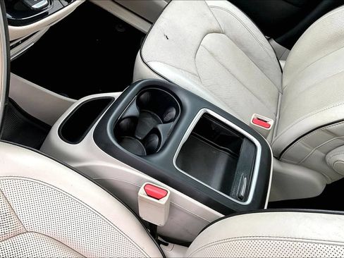 Used 2018 Chrysler Pacifica Limited w/ Advanced Safetytec Group FWD image 17
