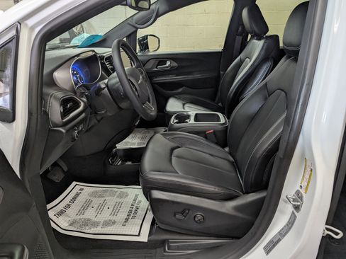 New 2026 Chrysler Pacifica Select image 8