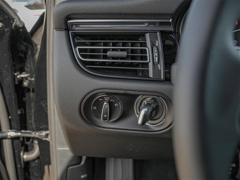 Certified 2025 Porsche Macan image 18