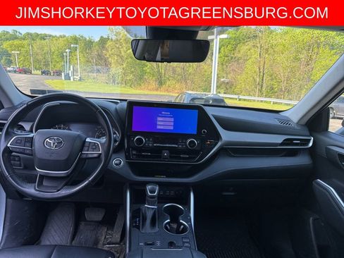 Used 2023 Toyota Highlander XLE FWD image 13