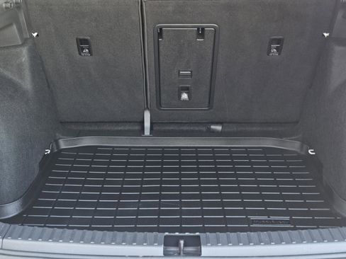 Used 2024 Volkswagen Taos SE image 32