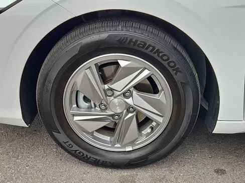 Certified 2025 Hyundai Elantra SE image 13