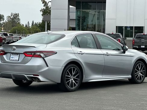 Used 2023 Toyota Camry SE image 2