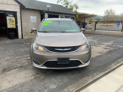 Used 2017 Chrysler Pacifica Touring-L image 40