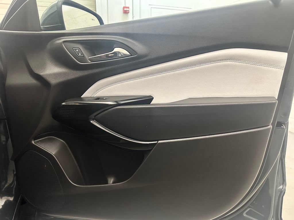 Used 2025 Chevrolet Trax LT w/ Driver Confidence Package FWD image 22