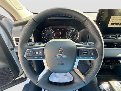 New 2026 Mitsubishi Outlander SE image 10