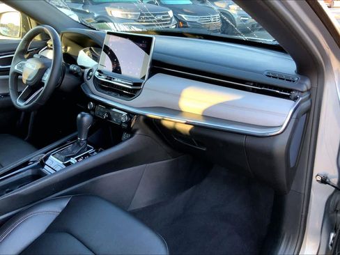 Used 2024 Jeep Compass Limited image 17