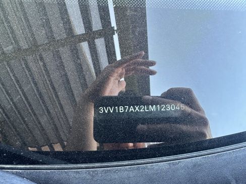 Used 2020 Volkswagen Tiguan S image 40