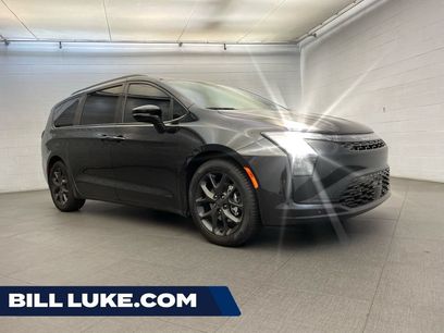 New 2027 Chrysler Pacifica Limited w/ Family Tech Group
