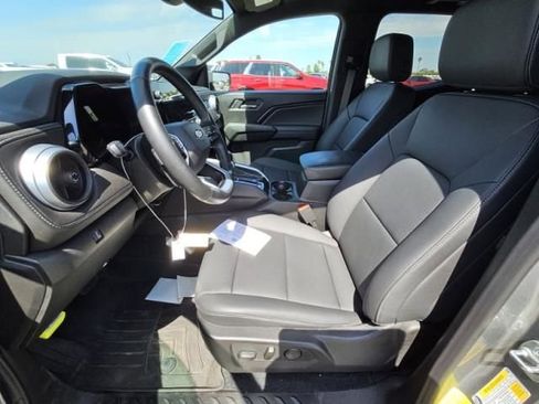 Used 2024 Chevrolet Colorado LT w/ LT Convenience Package III RWD image 8
