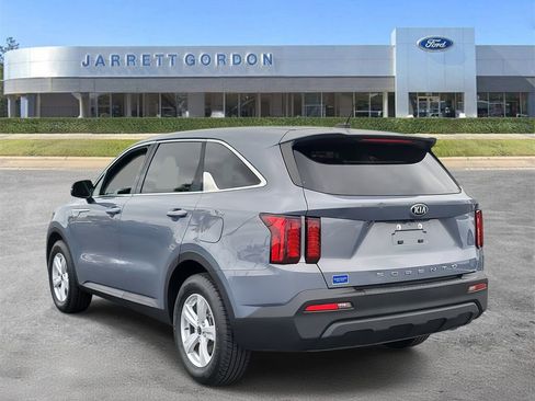 Used 2021 Kia Sorento LX image 3