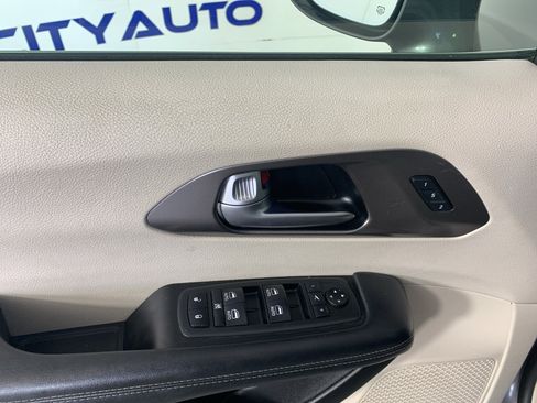 Used 2019 Chrysler Pacifica Limited FWD image 14