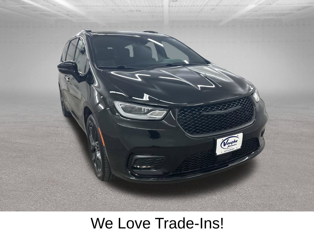 Used 2024 Chrysler Pacifica Touring-L w/ S Appearance Package AWD/4WD image 3