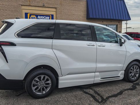 Used 2024 Toyota Sienna LE image 10