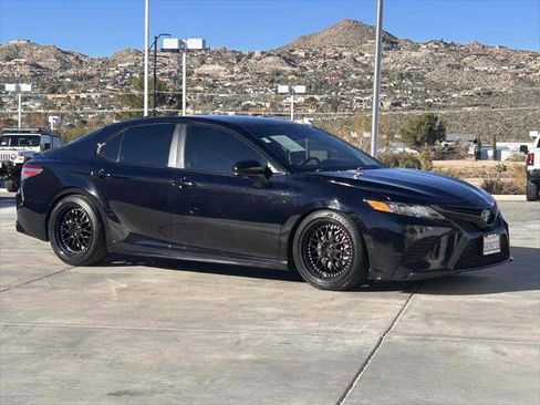 Used 2020 Toyota Camry SE image 1