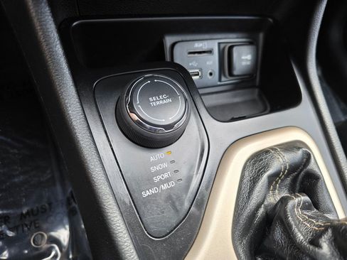 Used 2015 Jeep Cherokee Limited AWD/4WD image 15