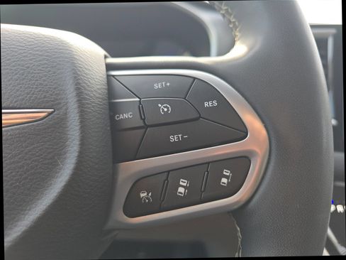 Used 2023 Chrysler Pacifica Touring-L FWD image 23