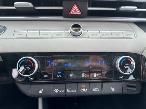 Used 2024 Hyundai Elantra Limited image 16