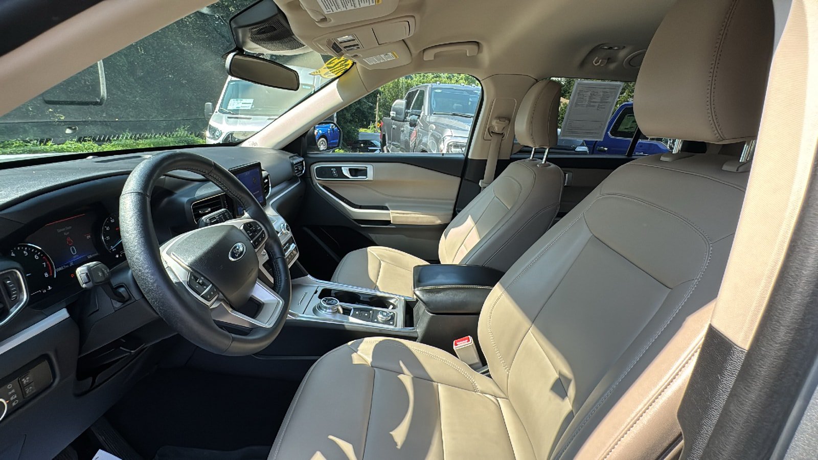Used 2023 Ford Explorer XLT w/ Equipment Group 202A AWD/4WD image 14